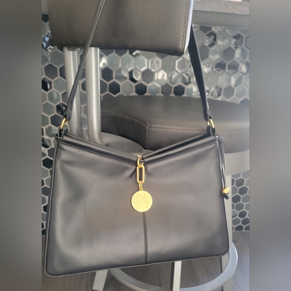 Elegant Black Handbag with Gold Accent - Picture 3 of 11